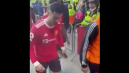 VIDEO / CR7 perde la testa e distrugge il telefono di un tifoso