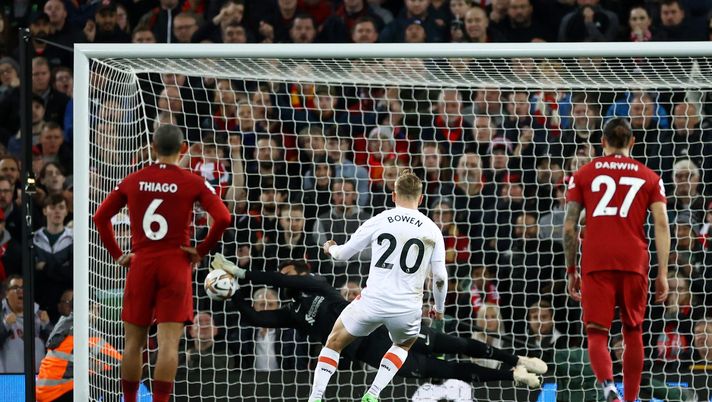 LIVERPOOL, ENGLAND - OCTOBER 19: Jarrod Bowen of West Ham United has a penalty saved by Alisson Becker of Liverpool during the Premier League match between Liverpool FC and West Ham United at Anfield on October 19, 2022 in Liverpool, England. (Photo by Michael Steele/Getty Images) Van Dijk rovina il dischetto, gli Hammers sbagliano il rigore: furia social sull’olandese - immagine 1