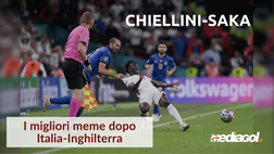 Meme Chiellini-Saka, il fallo è tutto da ridere. Il video con i migliori fotomontaggi (2 minuti)