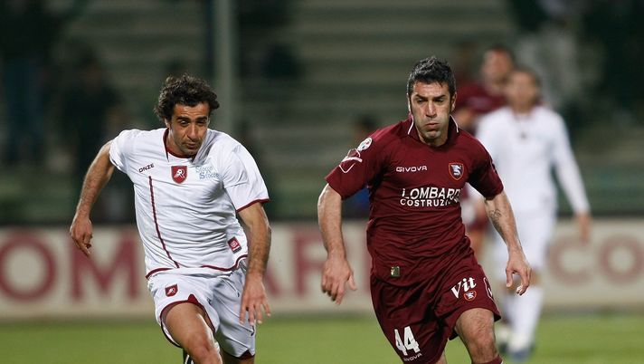 SALERNO, ITALY - APRIL 02: Giacomo Tedesco (L) of Reggina Calcio battles for the ball with Francesco Montervino of Salernitana Calcio during the Serie B match between Salernitana Calcio and Reggina Calcio at Stadio Arechi on April 2, 2010 in Salerno, Italy. (Photo by Maurizio Lagana/Getty Images) SALERNO, ITALY - APRIL 02: Giacomo Tedesco (L) of Reggina Calcio battles for the ball with Francesco Montervino of Salernitana Calcio during the Serie B match between Salernitana Calcio and Reggina Calcio at Stadio Arechi on April 2, 2010 in Salerno, Italy. (Photo by Maurizio Lagana/Getty Images)