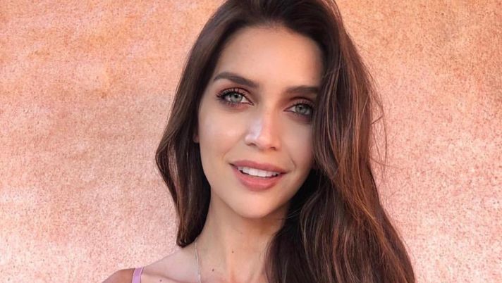 Zaira Nara, è sfida con la sorella Wanda al decollete più sexy ed esplosivo 