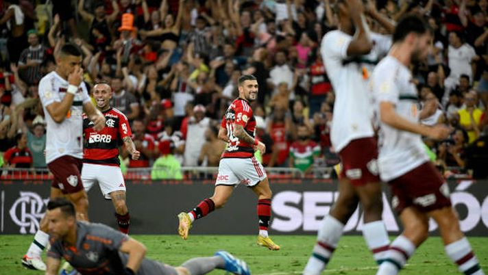 RIO DE JANEIRO, BRAZIL - NOVEMBER 11: Giorgian De Arrascaeta of CR Flamengo celebrates with team mates after scoring his goal during the match between Flamengo and Fluminense as part of Brasileirao 2023 at Maracana Stadium on November 11, 2023 in Rio de Janeiro, Brazil. (Photo by MB Media/Getty Images) Docce emozionali: i discorsi di Arrascaeta e Tite prima e dopo il derby Fla-Flu - immagine 1
