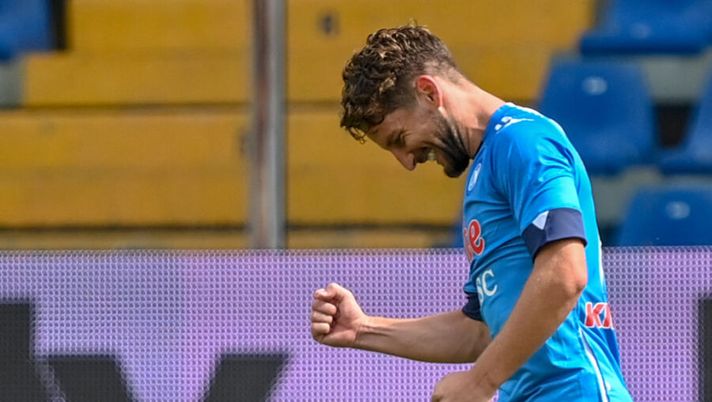 Napoli's Belgian forward Dries Mertens celebrates after opening the scoring during the Italian Serie A football match Parma vs Napoli on September 20, 2020 at the Ennio-Tardini stadium in Parma. (Photo by Alberto PIZZOLI / AFP) (Photo by ALBERTO PIZZOLI/AFP via Getty Images) Sky: “Mertens, il rientro non è imminente: servirà tempo per vederlo in campo” - immagine 1