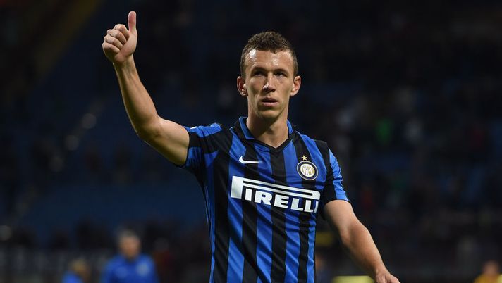 MILAN, ITALY - SEPTEMBER 23: Ivan Perisic of Internazionale Milano greets supporters after winning the Serie A match between FC Internazionale Milano and Hellas Verona FC at Stadio Giuseppe Meazza on September 23, 2015 in Milan, Italy. (Photo by Tullio M. Puglia/Getty Images) PROBABILI FORMAZIONI – Dubbi e scelte per la 18a giornata, aggiornamenti LIVE - immagine 1