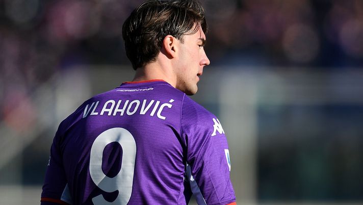 FLORENCE, ITALY - DECEMBER 19: Dusan Vlahovic of ACF Fiorentina looks on during the Serie A match between ACF Fiorentina and US Sassuolo at Stadio Artemio Franchi on December 19, 2021 in Florence, Italy. (Photo by Alessandro Sabattini/Getty Images) Vlahovic in Fiorentina-Sassuolo del 19/12/2021