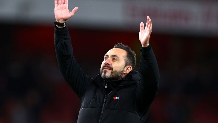 LONDON, ENGLAND - NOVEMBER 09: Roberto De Zerbi, Manager of Brighton & Hove Albion acknowledges the fans following their side's victory in the Carabao Cup Third Round match between Arsenal and Brighton & Hove Albion at Emirates Stadium on November 09, 2022 in London, England. (Photo by Clive Rose/Getty Images) De Zerbi show: “Partita fantastica, ai ragazzi dico di restare qui per imparare, divertirsi e sognare” - immagine 1