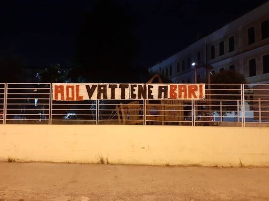 frattamaggiore striscione de laurentiis FOTO A Frattamaggiore spunta uno striscione contro De Laurentiis: “Vattene a Bari”- immagine 2