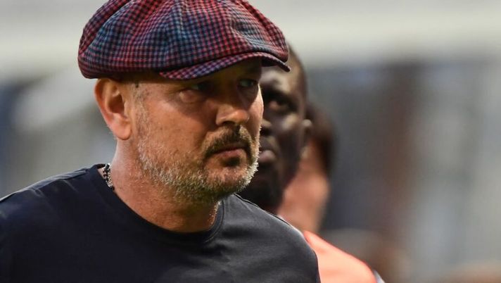 Bologna's Serbian coach Sinisa Mihajlovic looks on during the Italian Serie A football match between Atalanta and Bologna at the Atleti Azzurri d'Italia stadium in Bergamo on August 28, 2021. (Photo by MIGUEL MEDINA / AFP) (Photo by MIGUEL MEDINA/AFP via Getty Images) Mihajlovic: “Ho problemi di comunicazione con un difensore, Dominguez mi ha sorpreso” - immagine 1