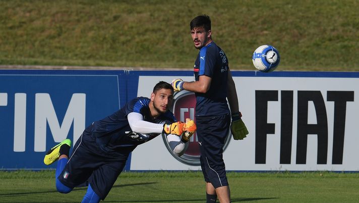 FLORENCE, ITALY - JUNE 09: Gianluigi Donnarumma of Italy in action during the training session at Coverciano on June 09, 2017 in Florence, Italy. (Photo by Claudio Villa/Getty Images) FLORENCE, ITALY - JUNE 09: Gianluigi Donnarumma of Italy in action during the training session at Coverciano on June 09, 2017 in Florence, Italy. (Photo by Claudio Villa/Getty Images)