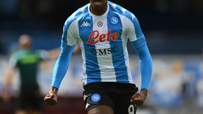 NAPLES, ITALY - MAY 02: Victor Osimhen of SSC Napoli celebrates after scoring their side's first goal during the Serie A match between SSC Napoli and Cagliari Calcio at Stadio Diego Armando Maradona on May 02, 2021 in Naples, Italy. Sporting stadiums around Italy remain under strict restrictions due to the Coronavirus Pandemic as Government social distancing laws prohibit fans inside venues resulting in games being played behind closed doors. (Photo by Francesco Pecoraro/Getty Images) Osimhen saluta così Gattuso: “Boss, sei stato determinante: non dimenticherò” - immagine 1