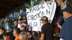 FOTO I tifosi azzurri presenti allo stadio chiedono la maglia a Lobotka