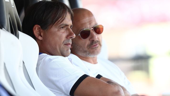 LUGANO, SWITZERLAND - JULY 12: FC Internazionale coach Simone Inzaghi and FC Internazionale Sportif Director Milano Piero Ausilio look on before Pre-season Friendly between FC Lugano v FC Internazionale at Cornaredo Stadium on July 12, 2022 in Lugano, Switzerland. (Photo by Marco Luzzani/Getty Images) Inter, ecco il piano ‘salva big’. Inzaghi ha fatto una richiesta precisa al club - immagine 1
