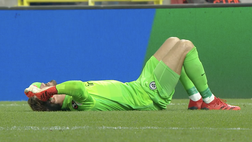 Anversa-Eintracht, paura per Trapp: sfiorato da petardo