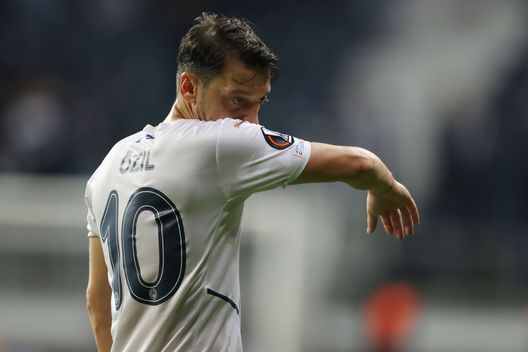 FRANKFURT AM MAIN, GERMANY - SEPTEMBER 16: Mesut Ozil of Fenerbahce reacts during the UEFA Europa League group D match between Eintracht Frankfurt and Fenerbahce at Deutsche Bank Park on September 16, 2021 in Frankfurt am Main, Germany. (Photo by Alex Grimm/Getty Images) Ozil, addio al Fenerbahce ma resta in Turchia: per lui c’è il Basaksehir - immagine 1