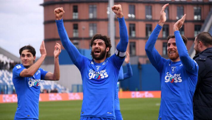 REGGIO NELL'EMILIA, ITALY - FEBRUARY 24: Matteo Cancellieri (L), Sebastiano Luperto (C) and Simone Bastoni (R) of Empoli FC celebrate to fans following the Serie A TIM match between US Sassuolo and Empoli FC at the Mapei Stadium - Citta' del Tricolore on February 24, 2024 in Reggio nell'Emilia, Italy. (Photo by Alessandro Sabattini/Getty Images) I voti di Sassuolo-Empoli per il fanta: da Laurienté a Niang, Luperto più di Pinamonti - immagine 1