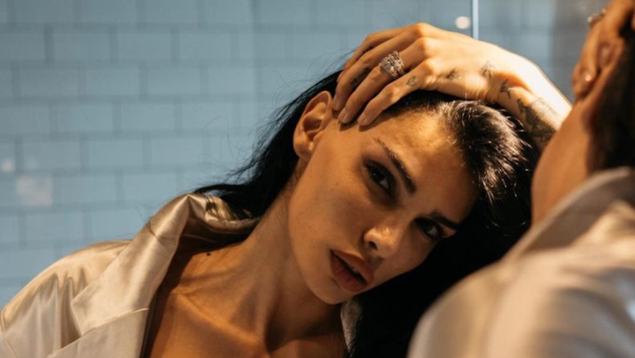 Lady Djordjevic da paura. Jovana risveglia il web col suo super décolleté 