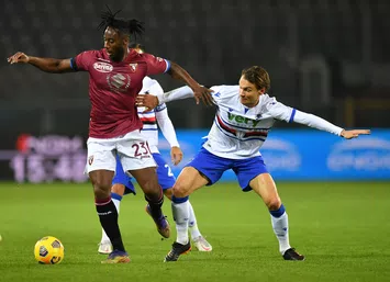  TURIN, ITALY - NOVEMBER 30: Soualiho Meite of Torino F.C. battles for possession with Albin Ekdal of U.C. Sampdoria during the Serie A match between Torino FC and UC Sampdoria at Stadio Olimpico di Torino on November 30, 2020 in Turin, Italy. Sporting stadiums around Italy remain under strict restrictions due to the Coronavirus Pandemic as Government social distancing laws prohibit fans inside venues resulting in games being played behind closed doors. (Photo by Valerio Pennicino/Getty Images)
