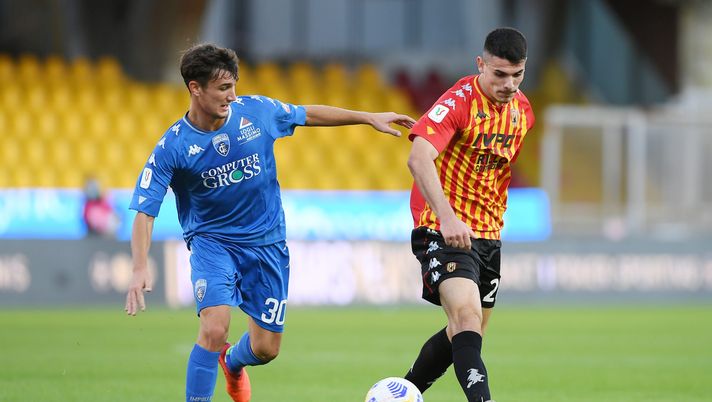 BENEVENTO, ITALY - OCTOBER 28: Giuseppe Di Serio of Benevento Calcio vies with Samuele Damiani of Empoli FC during the Coppa Italia match between Benevento Calcio and Empoli FC at Stadio Ciro Vigorito on October 28, 2020 in Benevento, Italy. (Photo by Francesco Pecoraro/Getty Images)  Damiani
