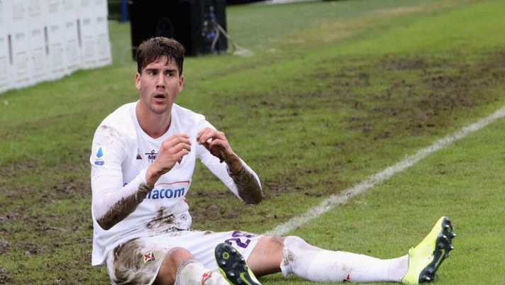 CAGLIARI, ITALY - NOVEMBER 10: Dusan Vlahovic of Fiorentina looks on during the Serie A match between Cagliari Calcio and ACF Fiorentina at Sardegna Arena on November 10, 2019 in Cagliari, Italy. (Photo by Enrico Locci/Getty Images) Vlahovic: “Mi sono tolto il peso sulle spalle dei gol, non lo reggevo più” - immagine 1