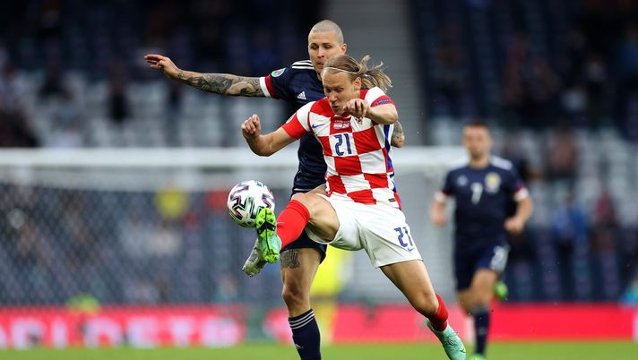 GLASGOW, SCOTLAND - JUNE 22: Domagoj Vida of Croatia controls the ball whilst under pressure from Lyndon Dykes of Scotland during the UEFA Euro 2020 Championship Group D match between Croatia and Scotland at Hampden Park on June 22, 2021 in Glasgow, Scotland. (Photo by Lee Smith - Pool/Getty Images) GLASGOW, SCOTLAND - JUNE 22: Domagoj Vida of Croatia controls the ball whilst under pressure from Lyndon Dykes of Scotland during the UEFA Euro 2020 Championship Group D match between Croatia and Scotland at Hampden Park on June 22, 2021 in Glasgow, Scotland. (Photo by Lee Smith - Pool/Getty Images)