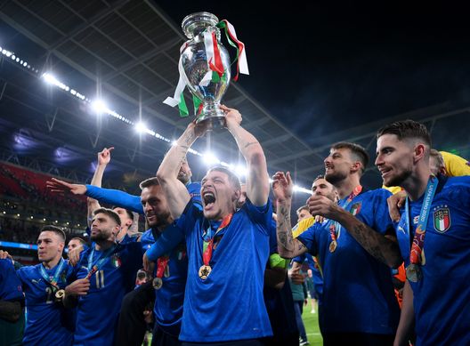 Andrea Belotti alza al cielo la coppa di Campioni d'Europa. Andrea Belotti alza al cielo la coppa di Campioni d'Europa.