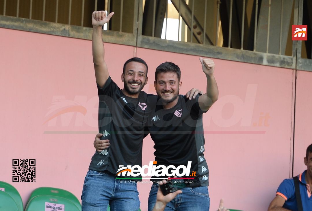 Fototifo, facce da Serie B. I tifosi allo stadio per Palermo-Padova 1-0 - immagine 9