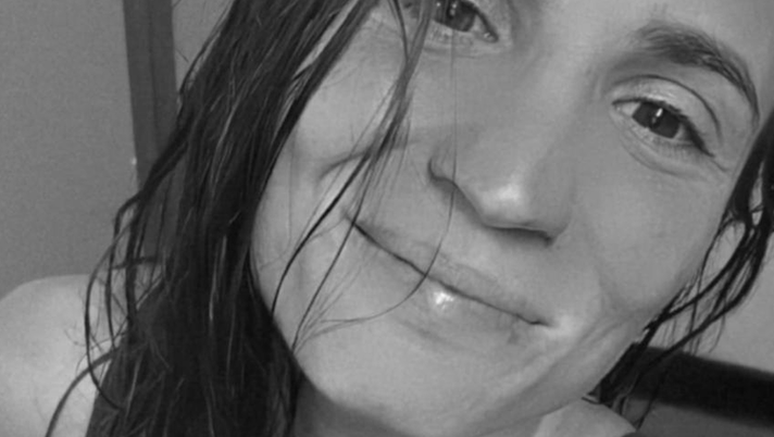 Carolina Marcialis stanca e affamata. Ma lo scatto di lady Cassano è sempre super sexy - immagine 1