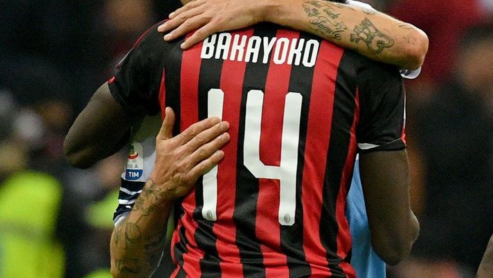 Francesco Acerbi abbraccia Tiémoué Bakayoko, Twitter Acerbi 