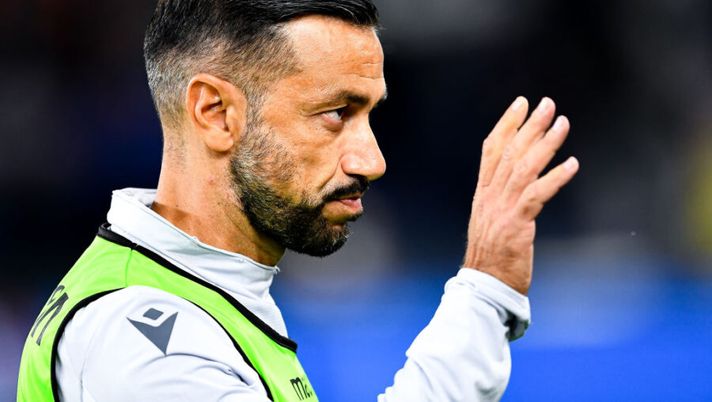 GENOA, ITALY - OCTOBER 22: Fabio Quagliarella of Sampdoria greets the crowd before the Serie A match between UC Sampdoria and Spezia Calcio at Stadio Luigi Ferraris on October 22, 2021 in Genoa, Italy. (Photo by Getty Images) Sampdoria, Quagliarella è finito in panchina. Ora resta solo un ultimo alleato - immagine 1