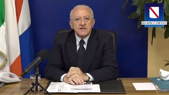 De Luca attacca: “Green Pass o richiudiamo tutto già a fine agosto”