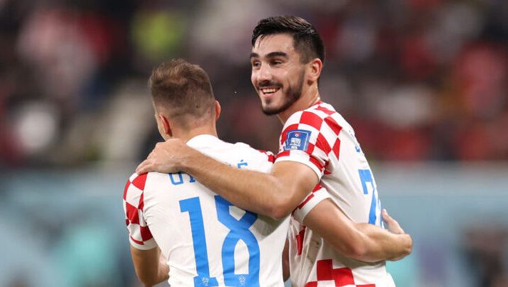 DOHA, QATAR - DECEMBER 17: Mislav Orsic of Croatia celebrates with Josip Sutalo after scoring the team's second goal during the FIFA World Cup Qatar 2022 3rd Place match between Croatia and Morocco at Khalifa International Stadium on December 17, 2022 in Doha, Qatar. (Photo by Alex Pantling/Getty Images) INFO SOS – Offerta dall’Italia per Josip Sutalo: sul piatto 12 milioni di euro - immagine 1