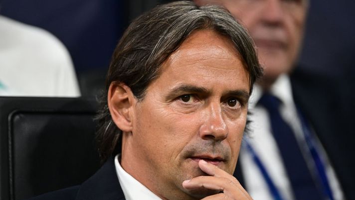 Inter Milan's Italian head coach Simone Inzaghi is seen ahead of the UEFA Champions League Group C football match between Inter Milan and Bayern Munich in Milan, on September 7, 2022. (Photo by MIGUEL MEDINA / AFP) (Photo by MIGUEL MEDINA/AFP via Getty Images) Inzaghi: “C’è un rallentamento per Lukaku, serve più tempo! Asllani gioca, Gosens e io a rischio…” - immagine 1
