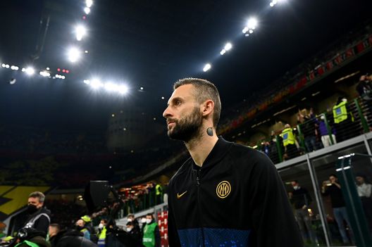 MILAN, ITALY - MARCH 01: Marcelo Brozovic of FC Internazionale is seen prior to the Coppa Italia Semi Final 1st Leg match between AC Milan and FC Internazionale at Stadio Giuseppe Meazza on March 01, 2022 in Milan, Italy. (Photo by Mattia Ozbot - Inter/Inter via Getty Images ) GdS: “Milenkovic? Accordo con l’Inter. Intanto lui si allena con un interista”- immagine 2