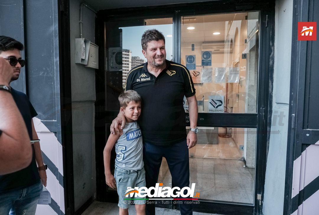 FOTO RITIRO PALERMO, Mister Baldini scatta selfie con i tifosi (Gallery) - immagine 5