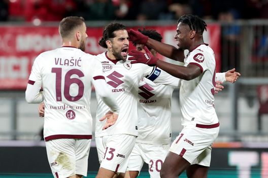 MONZA, ITALY - NOVEMBER 11: Ricardo Rodriguez of Torino FC celebrates with teammate Nikola Vlasic (L), Valentino Lazaro (2R) Duvan Zapata (R) after scoring the team's first goal that was later disallowed during the Serie A TIM match between AC Monza and Torino FC at U-Power Stadium on November 11, 2023 in Monza, Italy. (Photo by Emilio Andreoli/Getty Images)