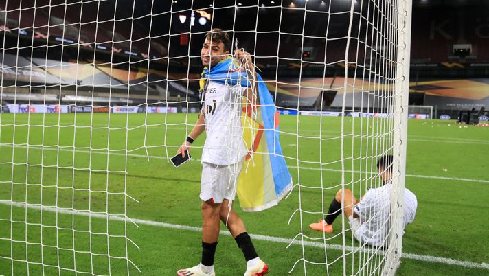 COLOGNE, GERMANY - AUGUST 21: Munir El Haddadi of Sevilla FC cuts the goal net to take away with him after the UEFA Europa League Final between Seville and FC Internazionale at RheinEnergieStadion on August 21, 2020 in Cologne, Germany. (Photo by Wolfgang Rattay/Pool via Getty Images) COLOGNE, GERMANY - AUGUST 21: Munir El Haddadi of Sevilla FC cuts the goal net to take away with him after the UEFA Europa League Final between Seville and FC Internazionale at RheinEnergieStadion on August 21, 2020 in Cologne, Germany. (Photo by Wolfgang Rattay/Pool via Getty Images)