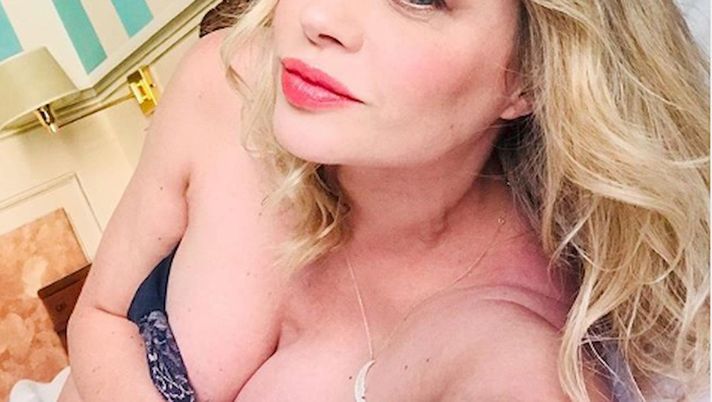 Anna Falchi fa impazzire il web. Nuda nel letto scrive: “Sola soletta nella mia stanza…” 