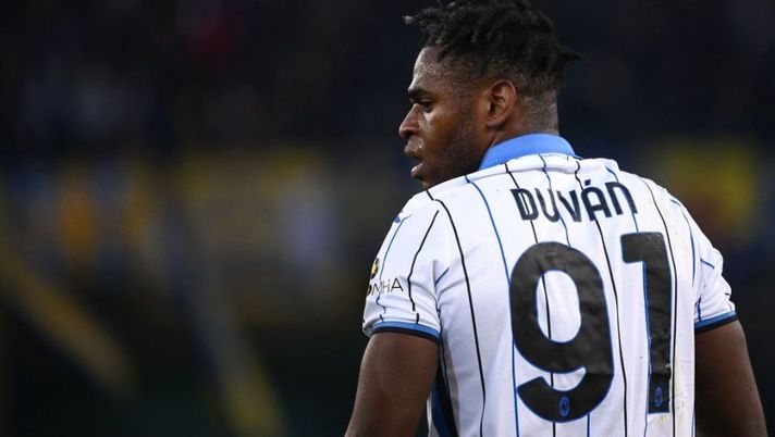 Atalanta's Colombian forward Duvan Zapata reacts during the Italian Serie A football match between Hellas Verona and Atalanta at the Bentegodi stadium in Verona, on December 12, 2021. (Photo by Marco BERTORELLO / AFP) (Photo by MARCO BERTORELLO/AFP via Getty Images) Infortunio Zapata: le stime sui tempi di recupero e il miracolo in cui spera l’Atalanta - immagine 1