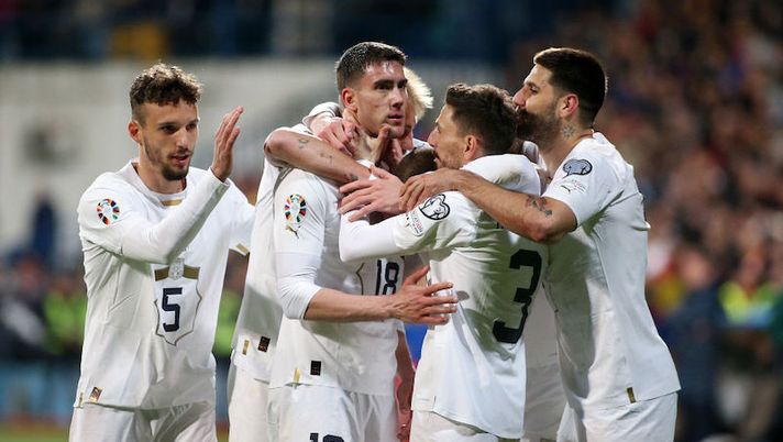 PODGORICA, MONTENEGRO - MARCH 27: Dusan Vlahovic of Serbia celebrates after scoring the team's second goal with teammates during the UEFA EURO 2024 qualifying round group B match between Montenegro and Serbia at Podgorica City Stadium on March 27, 2023 in Podgorica, Montenegro. (Photo by Filip Filipovic/Getty Images) Scatenato Vlahovic! Entra al 46’ e fa doppietta con la sua Serbia, Allegri può sorridere - immagine 1