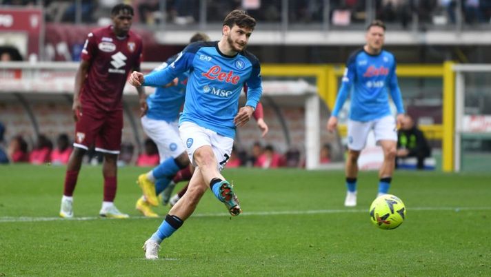 TURIN, ITALY - MARCH 19: Khvicha Kvaratskhelia of SSC Napoli scores the team's second goal during the Serie A match between Torino FC and SSC Napoli at Stadio Olimpico di Torino on March 19, 2023 in Turin, Italy. (Photo by Valerio Pennicino/Getty Images) Napoli, Kvaratskhelia torna a essere il primo rigorista dopo Zielinski in Champions - immagine 1