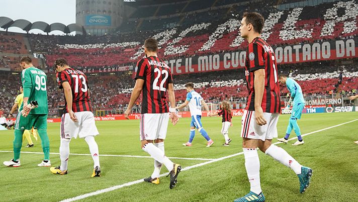 Il Milan entra sul prato di San Siro (credits: acmilan.com) 