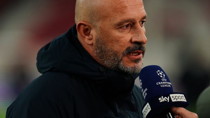 LISBON, PORTUGAL - DECEMBER 11: Head Coach Vincenzo Italiano of Bologna FC 1909 speaks to TV before the start of the UEFA Champions League 2024/25 League Phase MD6 match between SL Benfica and Bologna FC 1909 at Estadio da Luz on December 11, 2024 in Lisbon, Portugal. (Photo by Gualter Fatia/Getty Images) Calciomercato Bologna: l’attaccante intriga Sartori, possibile nuovo arrivo?- immagine 1