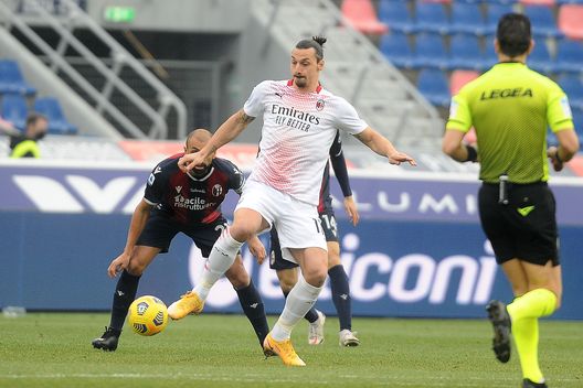 Zlatan Ibrahimovic protegge palla dall'attacco di Danilo Zlatan Ibrahimovic protegge palla dall'attacco di Danilo