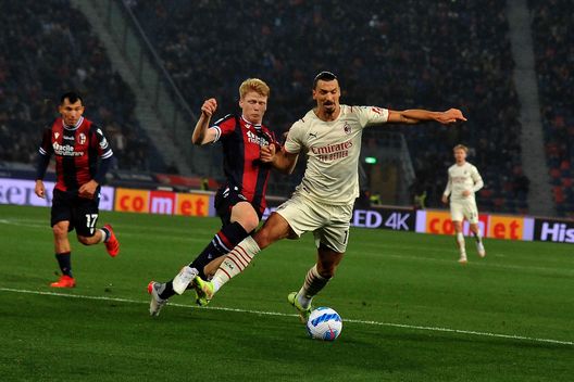 Ibrahimovic a contrasto contro il Bologna. Ibrahimovic a contrasto contro il Bologna.