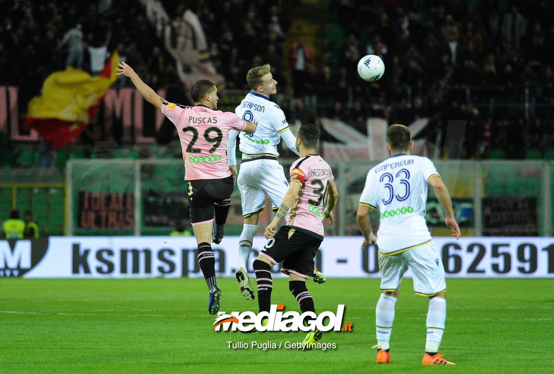  PALERMO, ITALY - APRIL 08:  Samuel Gustafson of Verona wins a header over Geroge Puscas of Palermo during the Serie B match between US Citta di Palermo and Hellas Verona at Stadio Renzo Barbera on April 08, 2019 in Palermo, Italy. (Photo by Getty Images/Getty Images) 