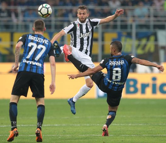 Miralem Pjanic e Rafinha (Photo by Emilio Andreoli/Getty Images) Miralem Pjanic e Rafinha (Photo by Emilio Andreoli/Getty Images)