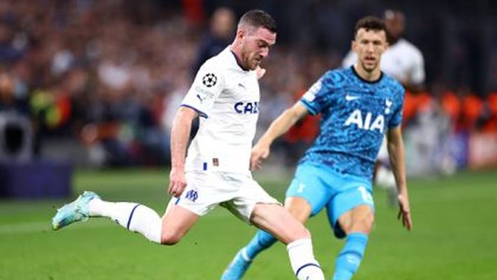 MARSEILLE, FRANCE - NOVEMBER 01: Jordan Veretout of Marseille is challenged by Ivan Perisic of Tottenham Hotspur during the UEFA Champions League group D match between Olympique Marseille and Tottenham Hotspur at Orange Velodrome on November 01, 2022 in Marseille, France. (Photo by Clive Rose/Getty Images) 1200 marsigliesi a Monaco per il derby della Costa Azzurra: Veretout “Non possiamo sbagliare” - immagine 1