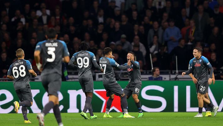 AMSTERDAM, NETHERLANDS - OCTOBER 04: Giacomo Raspadori of SSC Napoli celebrates with teammates after scoring their team's first goal during the UEFA Champions League group A match between AFC Ajax and SSC Napoli at Johan Cruyff Arena on October 04, 2022 in Amsterdam, Netherlands. (Photo by Dean Mouhtaropoulos/Getty Images) Serie A, la classifica dei calciatori più costosi “premia” un azzurro: la lista - immagine 1