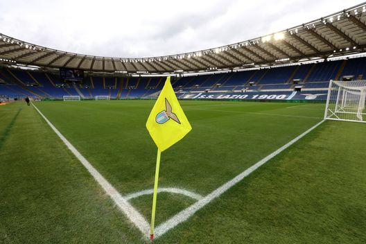 ROME, ITALY - MARCH 12: A general view inside the stadium as a SS Lazio corner flag is seen prior to the Serie A match between SS Lazio and FC Crotone at Stadio Olimpico on March 12, 2021 in Rome, Italy. Sporting stadiums around Italy remain under strict restrictions due to the Coronavirus Pandemic as Government social distancing laws prohibit fans inside venues resulting in games being played behind closed doors. (Photo by Paolo Bruno/Getty Images) ROME, ITALY - MARCH 12: A general view inside the stadium as a SS Lazio corner flag is seen prior to the Serie A match between SS Lazio and FC Crotone at Stadio Olimpico on March 12, 2021 in Rome, Italy. Sporting stadiums around Italy remain under strict restrictions due to the Coronavirus Pandemic as Government social distancing laws prohibit fans inside venues resulting in games being played behind closed doors. (Photo by Paolo Bruno/Getty Images)