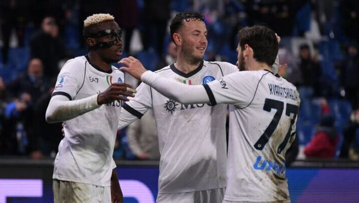REGGIO NELL'EMILIA, ITALY - FEBRUARY 28: Victor Osimhen of SSC Napoli celebrates with Khvicha Kvaratskhelia and Amir Rrahmani during the Serie A TIM match between US Sassuolo and SSC Napoli - Serie A TIM at Mapei Stadium - Citta' del Tricolore on February 28, 2024 in Reggio nell'Emilia, Italy. (Photo by Alessandro Sabattini/Getty Images) DAI CAMPI – Folorunsho, Pereyra, Bijol, Rrahmani, Viola, Oristanio, Caputo e i veri tempi per Berardi - immagine 1